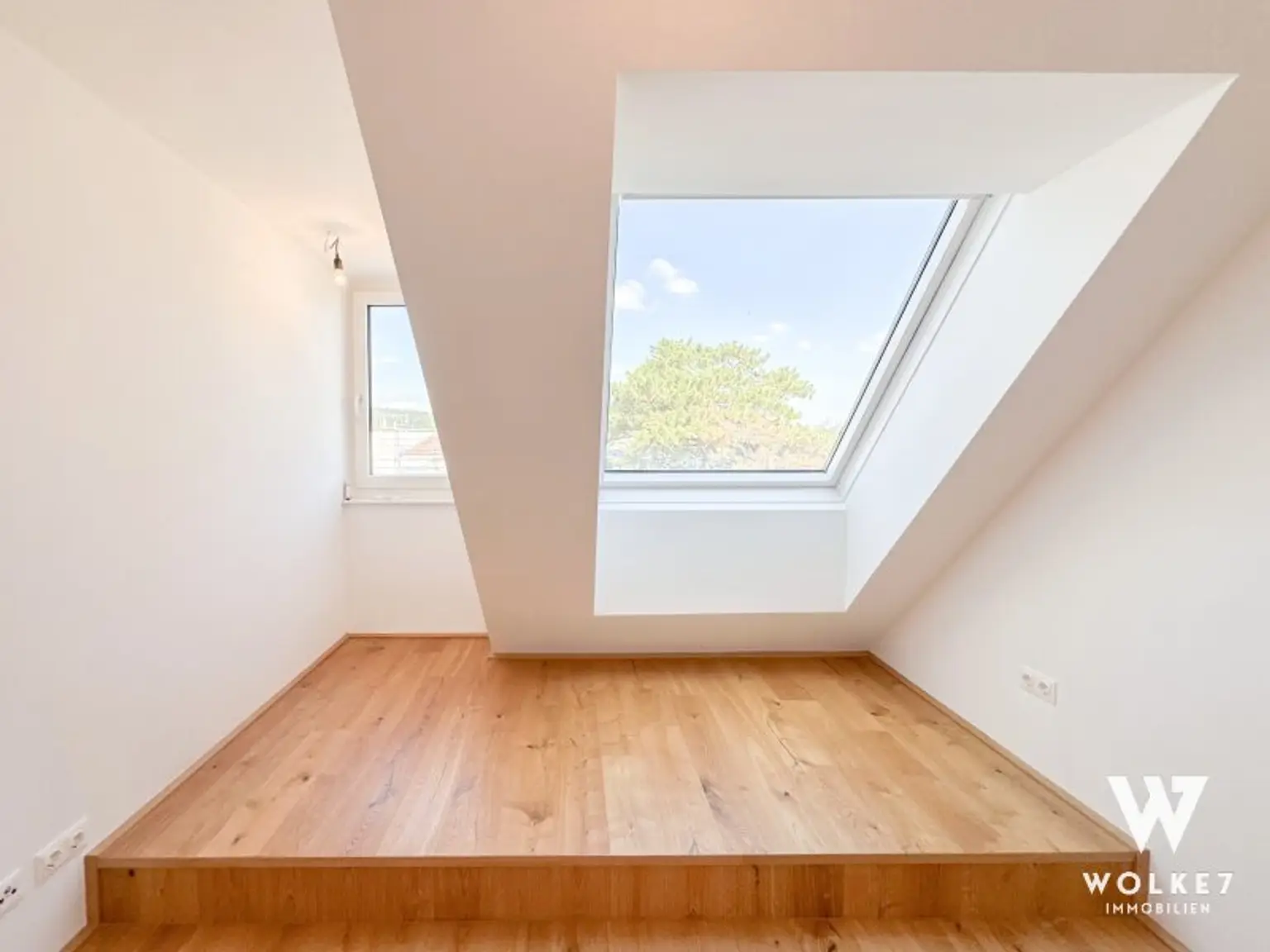 Exklusive 3-Zimmer-Dachgeschoss-Maisonette mit der Terrasse und Tiefgaragenplatz