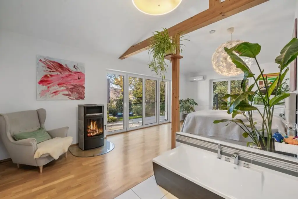 Wohnen mit Blick in den Wienerwald – Außergewöhnlicher Bungalow mit Pool und Photovoltaik