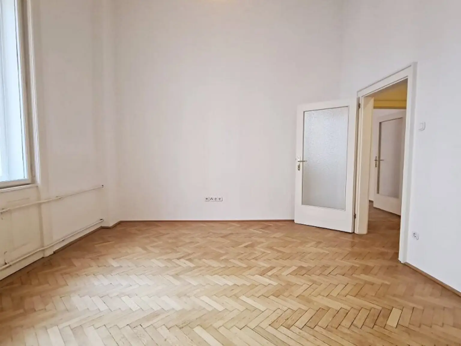 MÖLLWALDPLATZ, gepflegte 59 m2 Altbau, Wohnküche, 1 Zimmer, Duschbad, Parketten, Flügeltüren, U1-Nähe