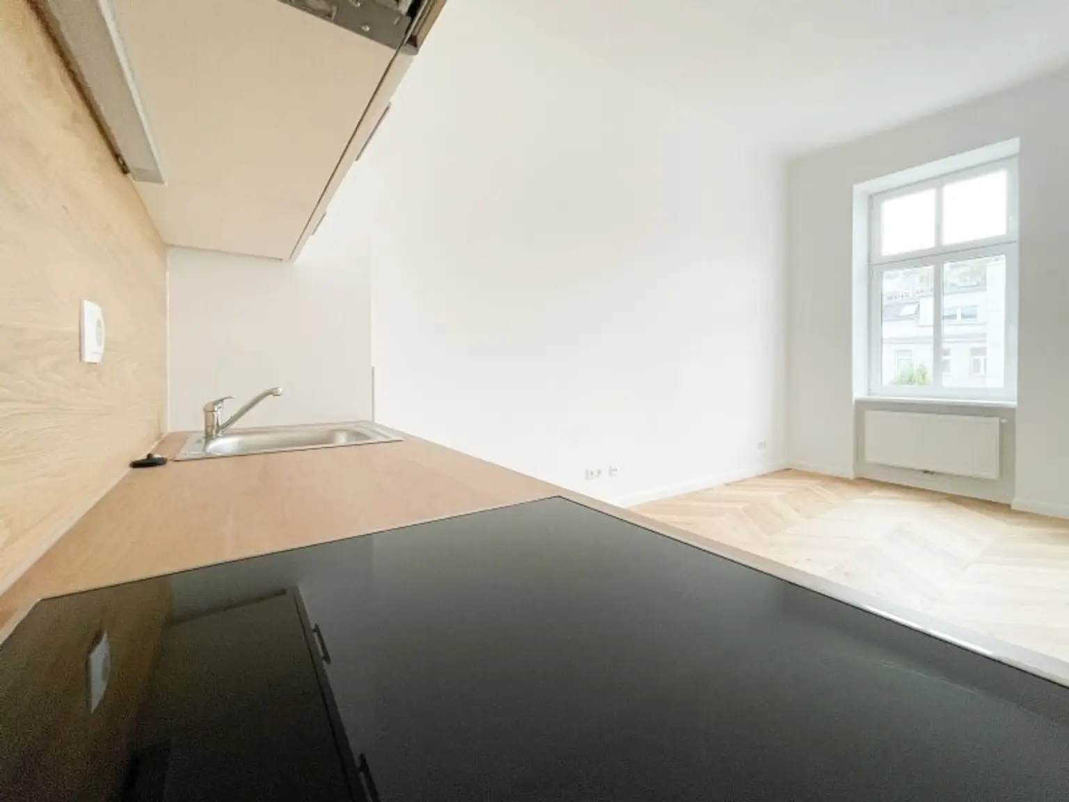 NÄHE U3/U6 WESTBAHNHOF: generalsanierte 2-Zimmerwohnung mit hofseitigem Schlafzimmer und neuer Küche