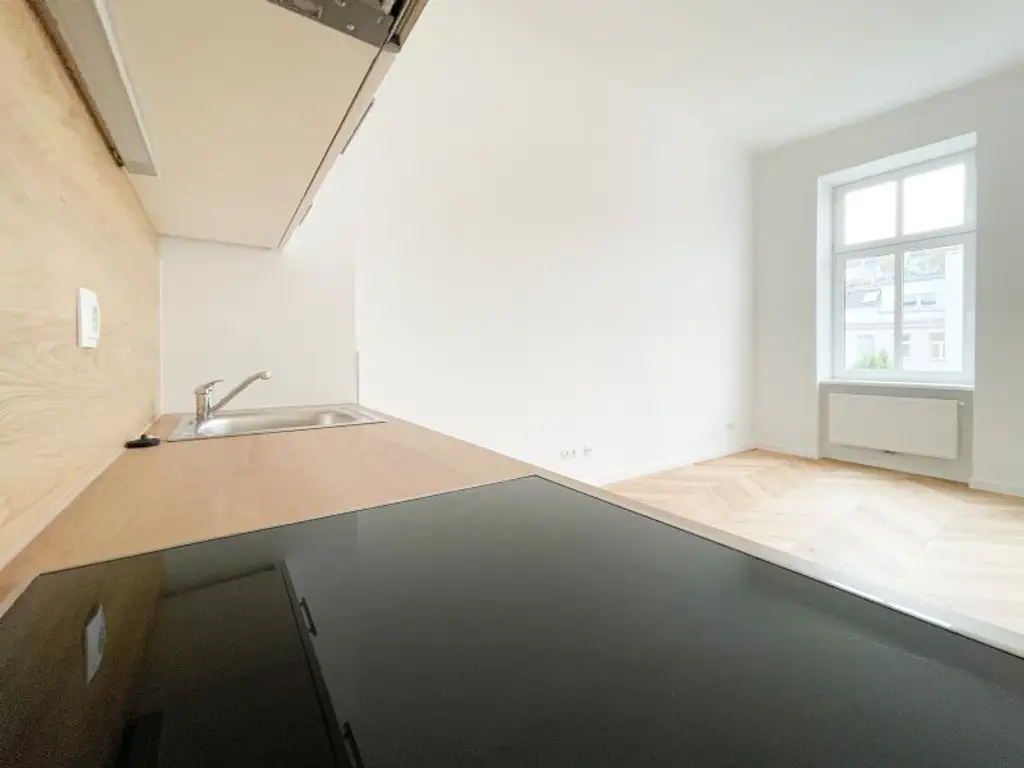 NÄHE U3/U6 WESTBAHNHOF: generalsanierte 2-Zimmerwohnung mit hofseitigem Schlafzimmer und neuer Küche