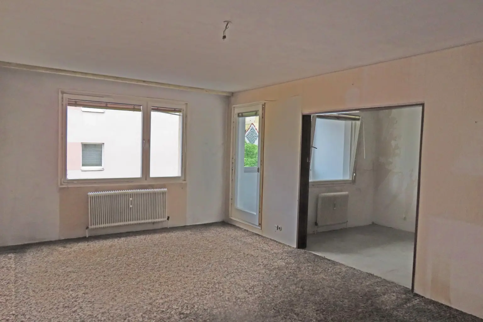 Wohn-Esszimmer zu Loggia und Küche