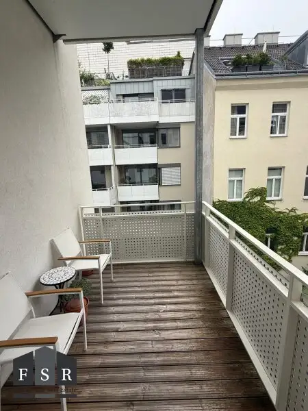 Alles da - Moderne und elegante Altbauwohnung mit Balkon in bester Lage + 1x Garagenplatz und Einbauküche im Preis inkludiert