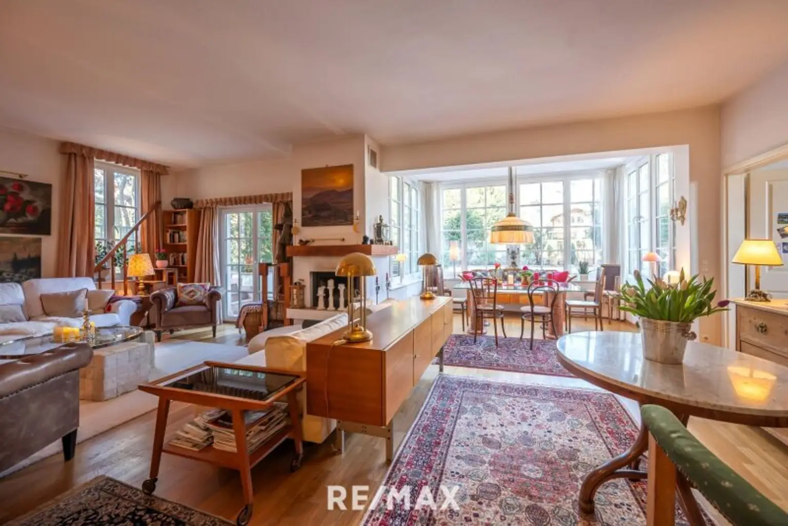 Elegante Villa im Landhausstil mit Riesengarage