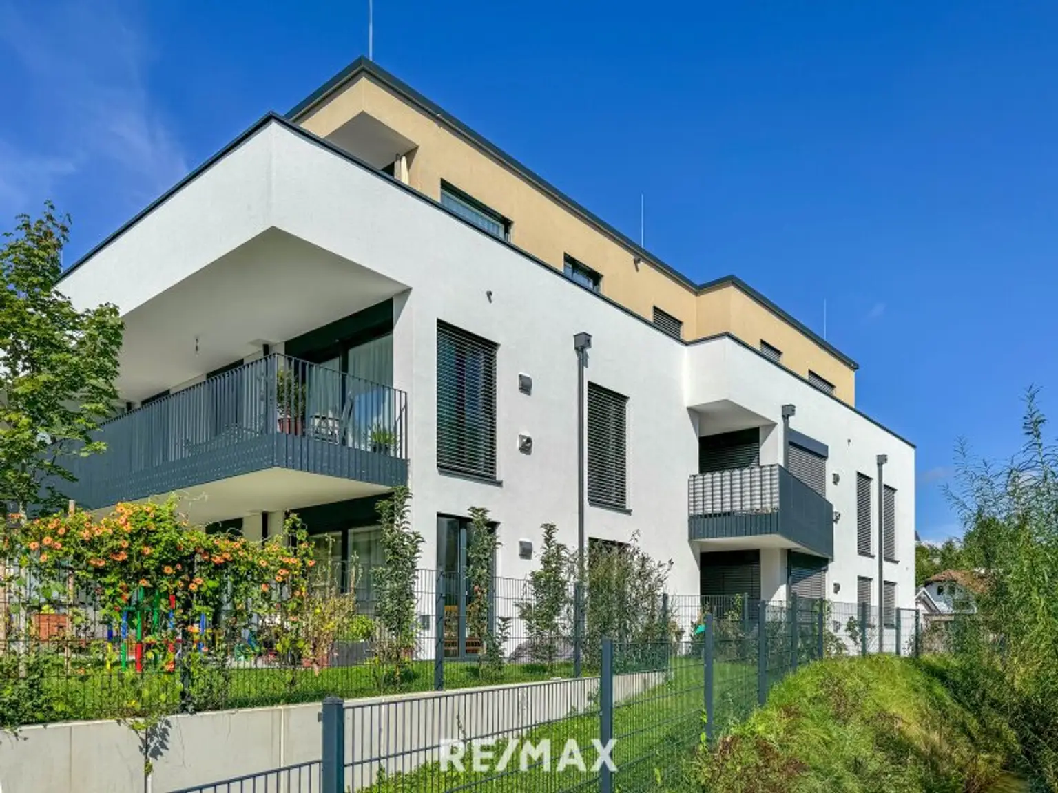 GROSSE SONNIGE DACHTERRASSE