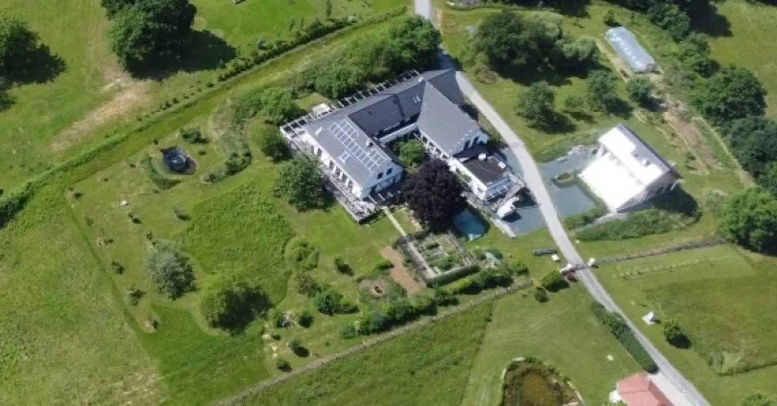 Großer Dreikant-Hof mit vielfältiger Nutzungsmöglichkeit; Wohngemeinschaft, Großfamilie, Seminare, landwirtschaftliche Aktivitäten