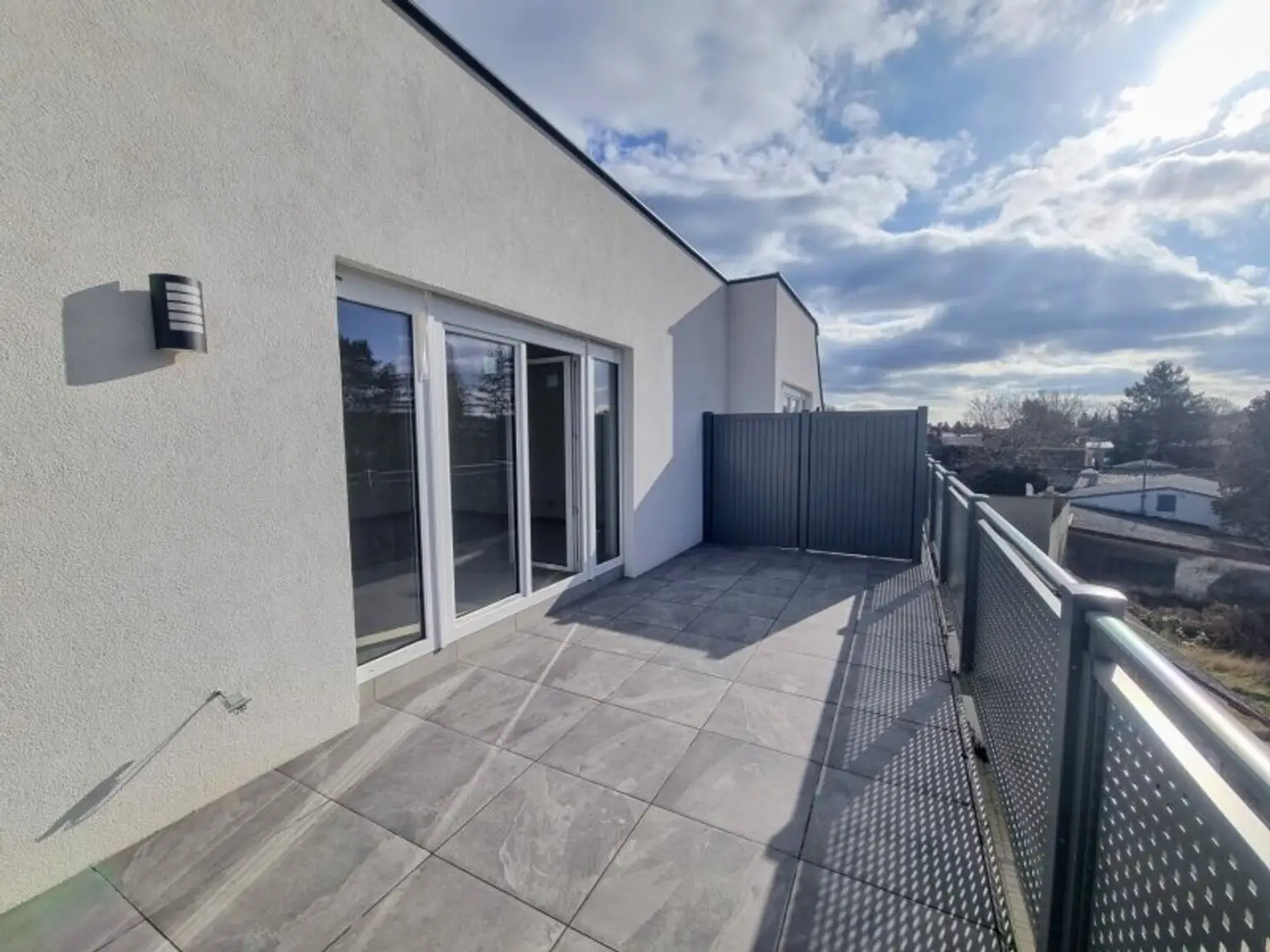 Traumhafte Erstbezug-Wohnung mit Balkon und zwei Stellplätzen – optimale Bahnverbindung nach Wien