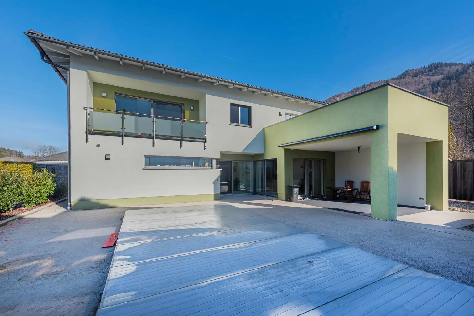 Pool und überdachte Loggia