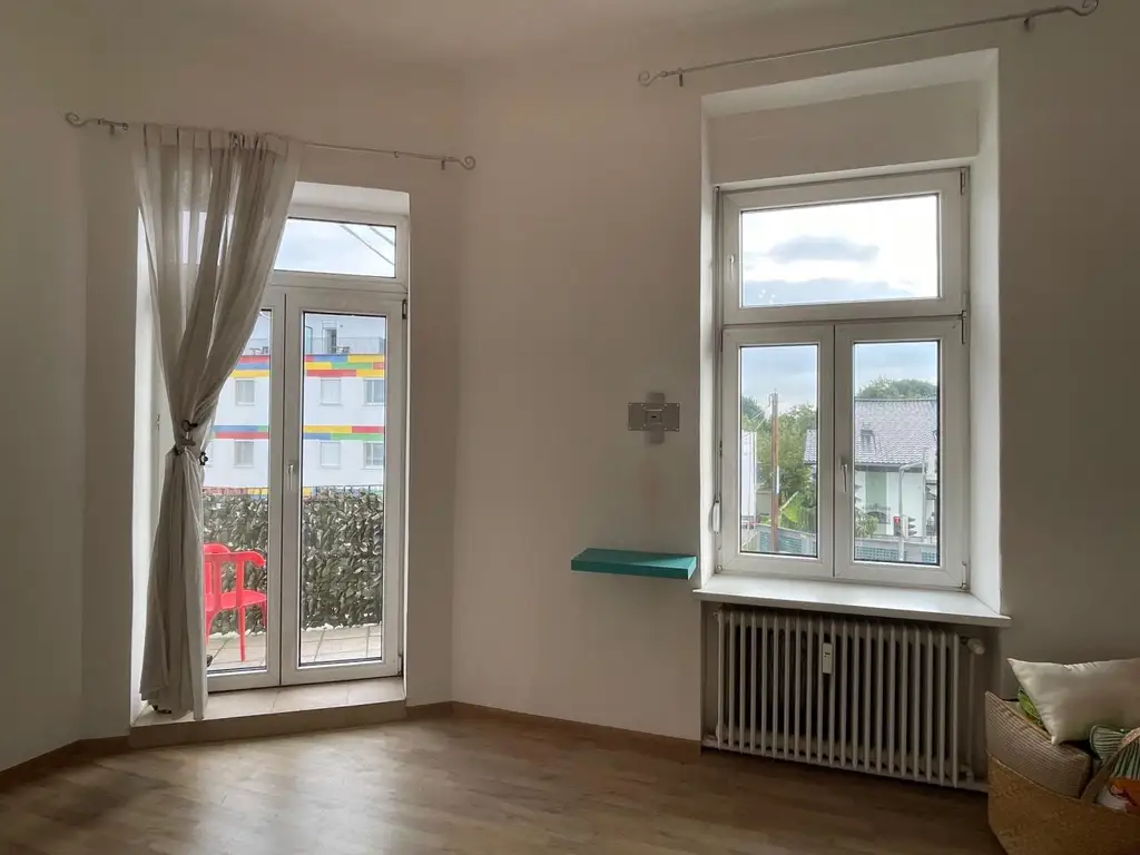 Wohnung mit Balkon und Abstellplatz, an der Hauptstrasse, 2 Zimmer + Küche