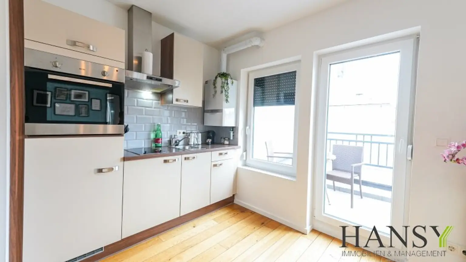 Charmantes vollmöbliertes Dachgeschoss-Studio mit Lift, Terrasse und Weitblick!