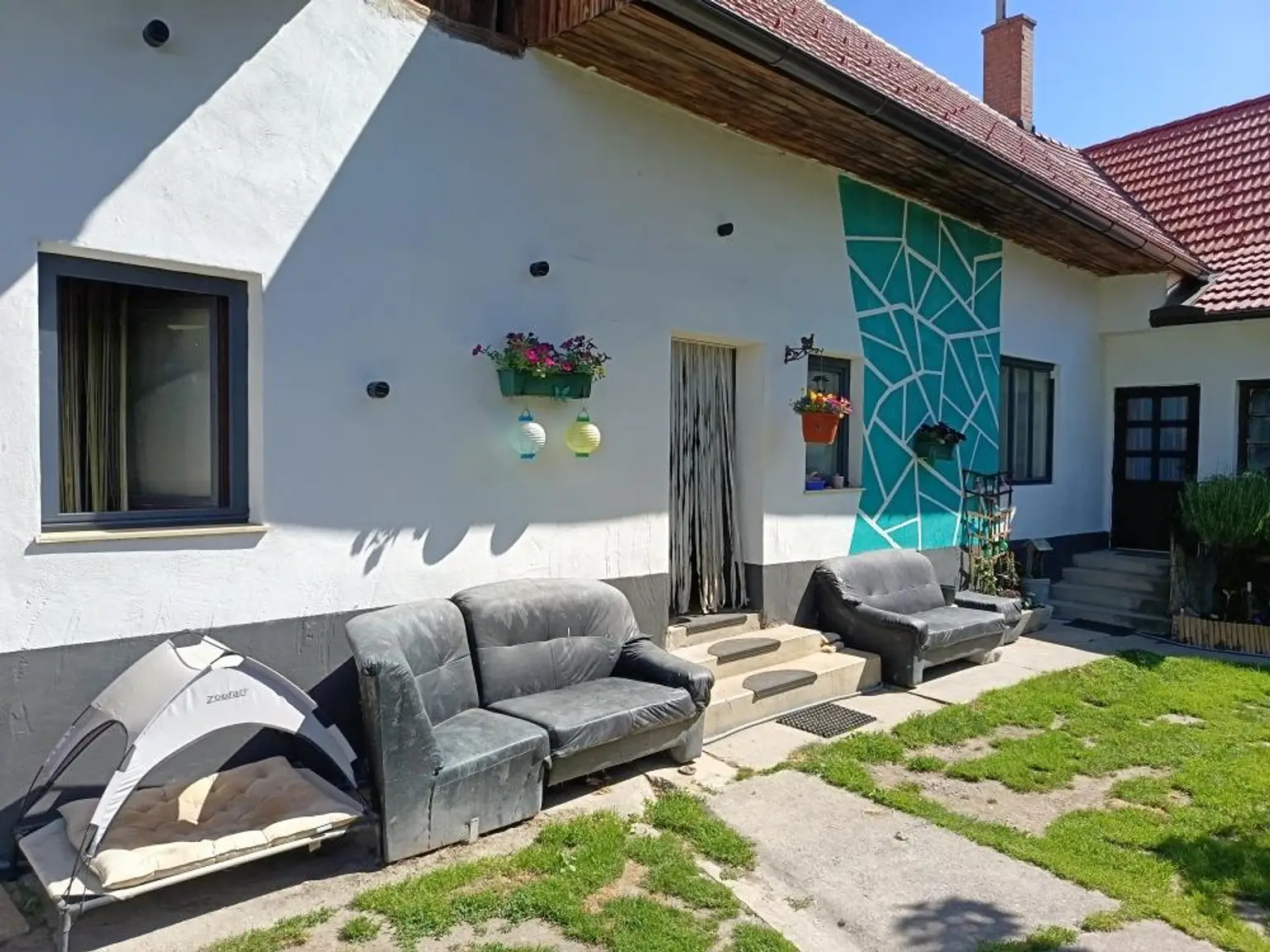 Vielseitiges Wohnhaus mit großzügigem Hof und Nebengebäuden