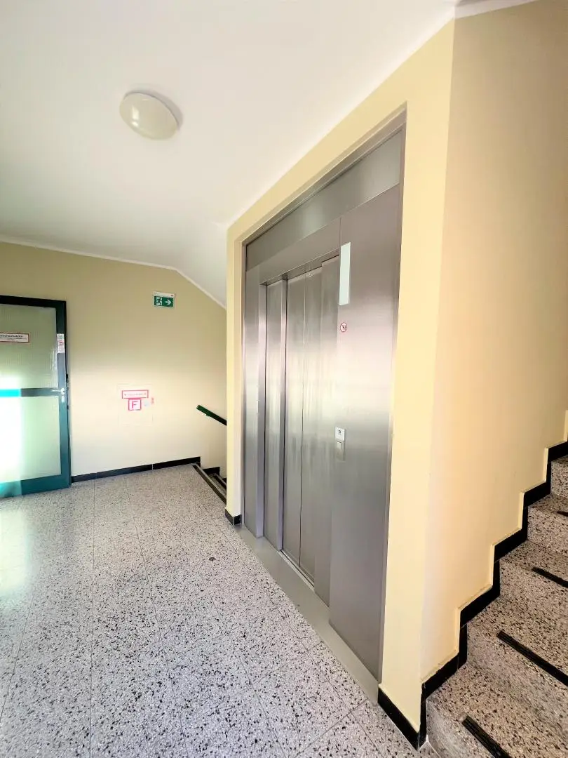 SEHR GUT GESCHNITTENE EIGENTUMSWOHNUNG MIT RIESEN WOHNBEREICH UND SONNIGER WESTLOGGIA