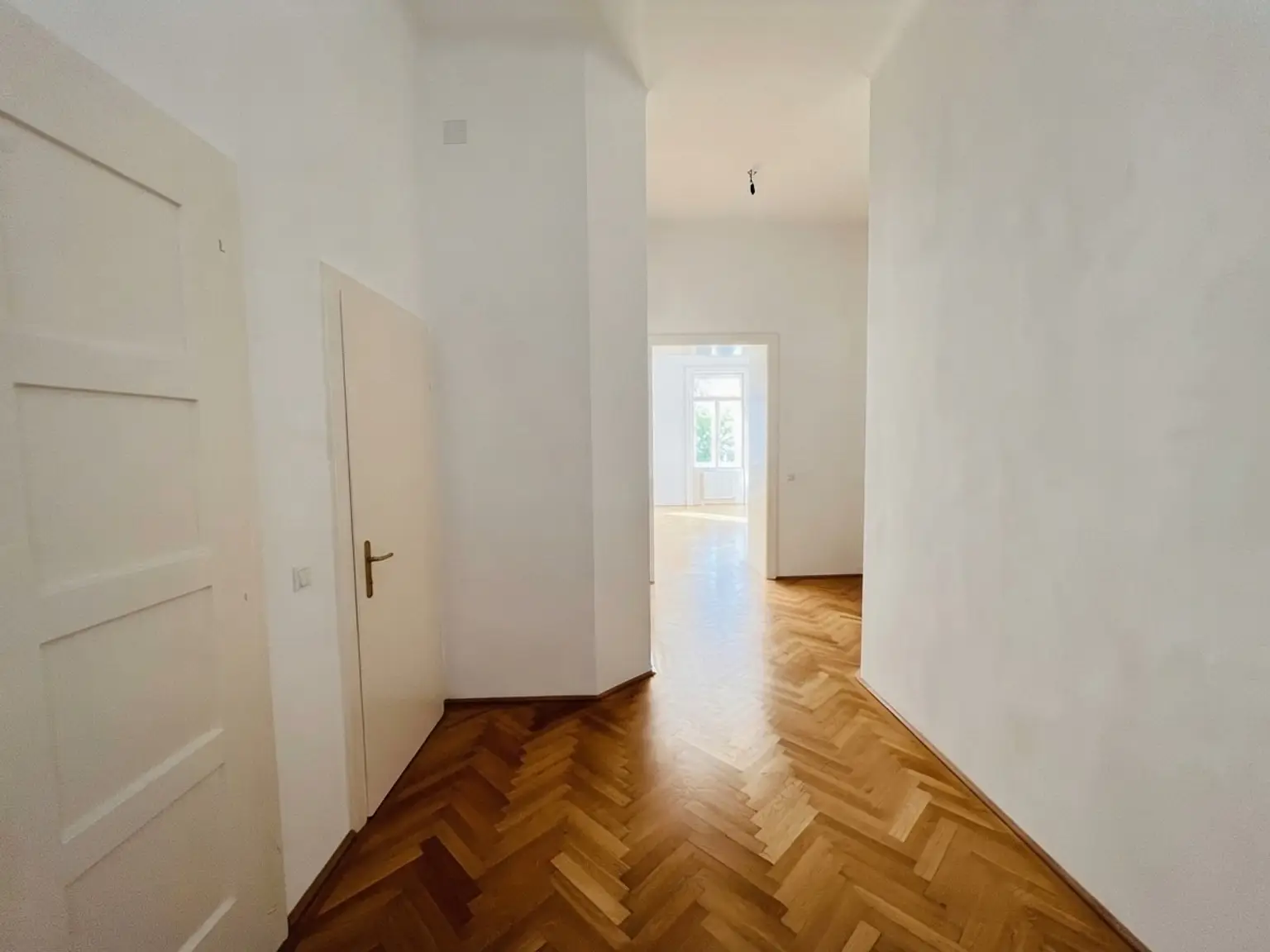 UNBEFRISTET: Wohnen in Bestlage in einer ansprechenden 2-Zimmer Altbauwohnung