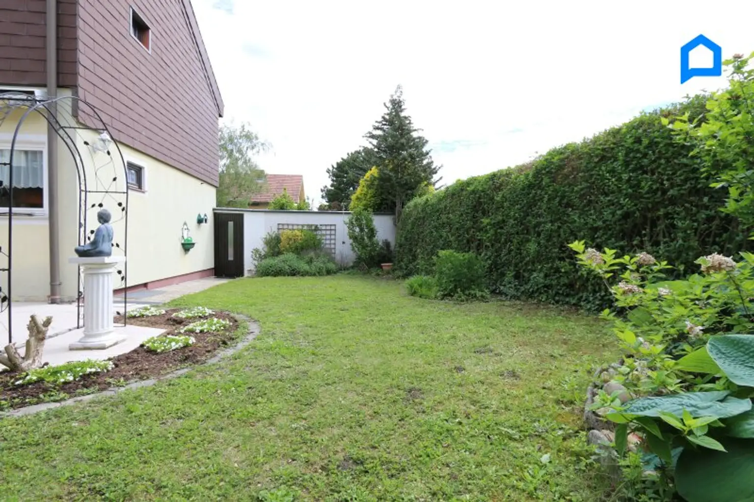 Sehr gepflegtes großzügiges Eckreihenhaus , Garten, Pergola, Terrasse, 4,5 Zimmer, plus Kellerräume, Garage