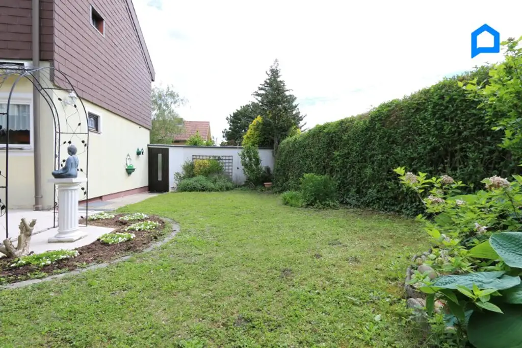 Sehr gepflegtes großzügiges Eckreihenhaus , Garten, Pergola, Terrasse, 4,5 Zimmer, plus Kellerräume, Garage