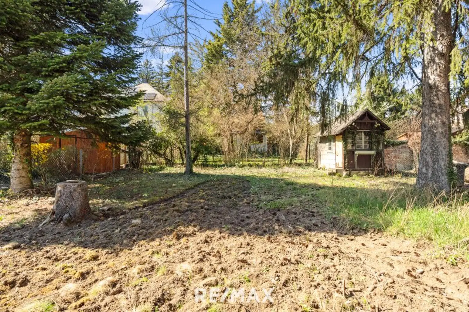 Renovierungsbedürftiges Einfamilienhaus mit Garten und Garage – Ihr neues Zuhause in Toplage