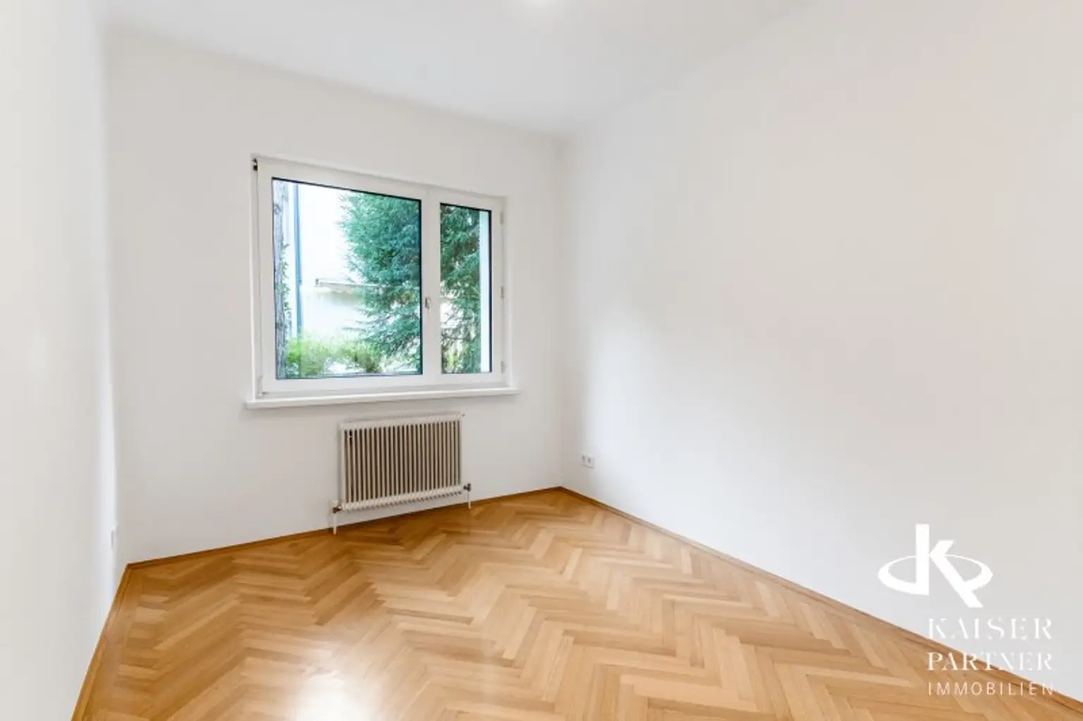 Neurenovierte 6-Zimmer-Wohnung mit  Terrasse in den Garten, Balkonen und Grünblick!