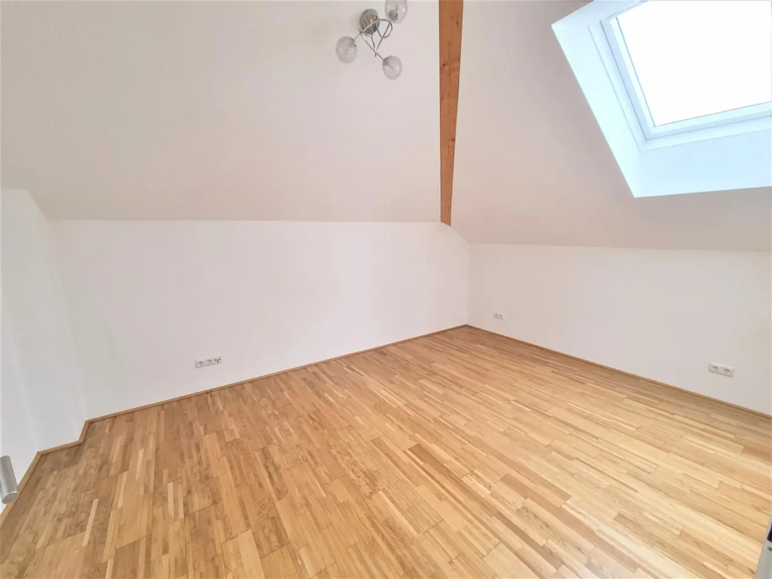 Ideal für Singles oder Paare – neuwertige Mansardenwohnung mit Balkon und Carport