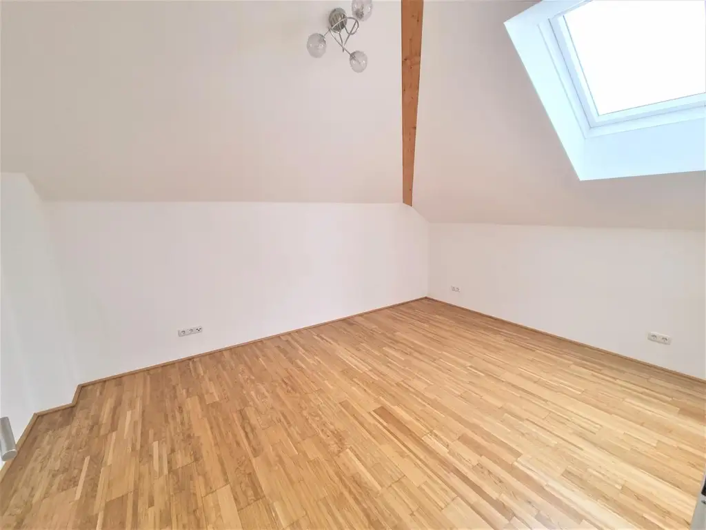 Ideal für Singles oder Paare – neuwertige Mansardenwohnung mit Balkon und Carport