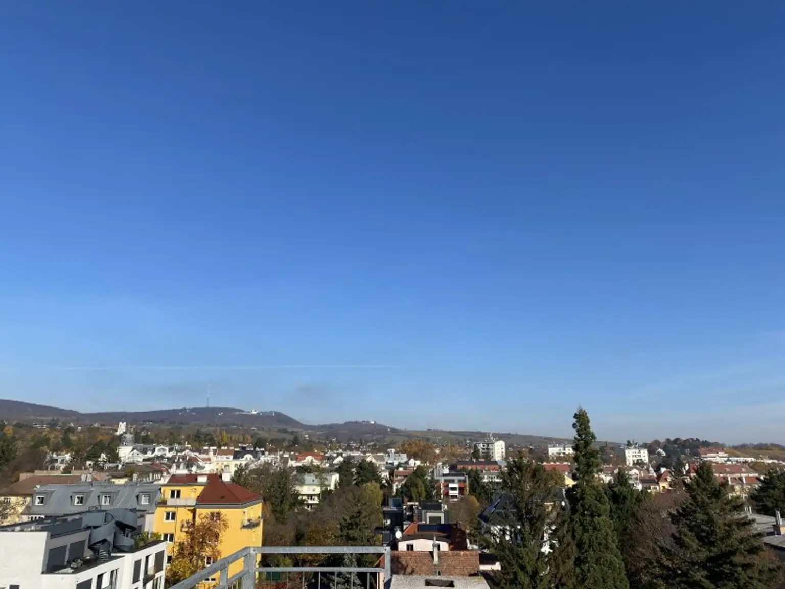 DACHGESCHOSS + 42m² TERRASSEN + FERNSICHT + SONNIG + RUHELAGE + TOPZUSTAND!