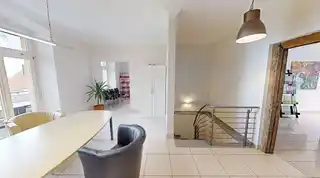 Wohnraum mit Treppe zum Souterrain