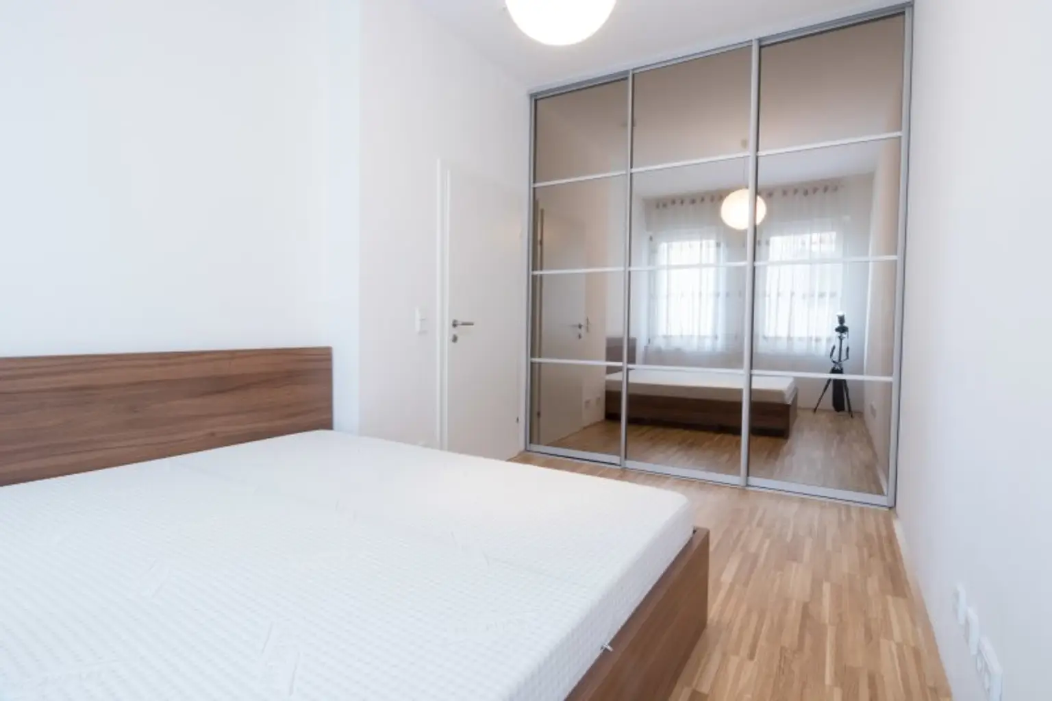 Sachen packen und einziehen! helle und teil-möblierte 2-Zimmer-Wohnung in 1040 Wien!