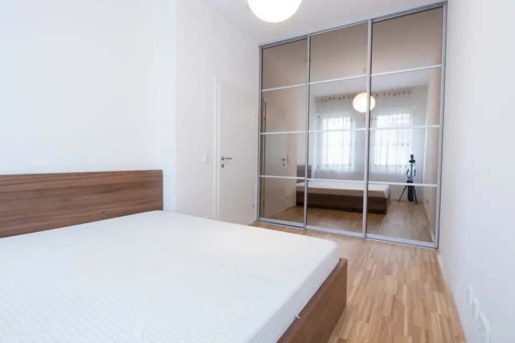 Sachen packen und einziehen! helle und teil-möblierte 2-Zimmer-Wohnung in 1040 Wien!
