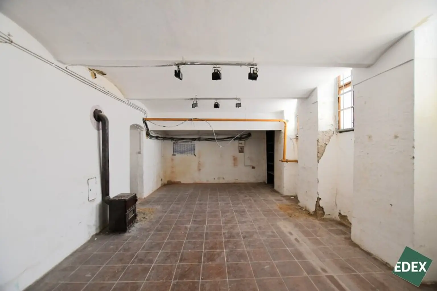 Großes Souterrain mit natürlicher Belichtung