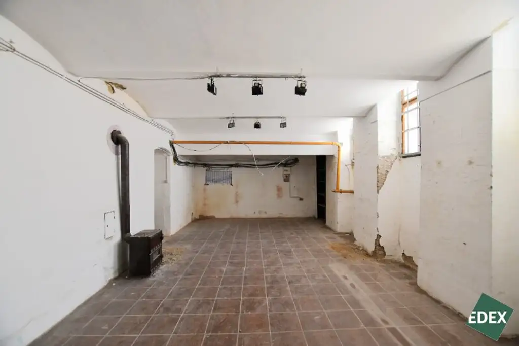 Großes Souterrain mit natürlicher Belichtung