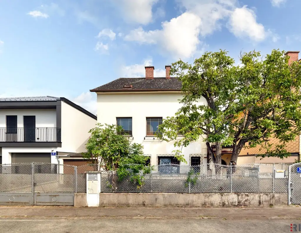 INVESTMENT MIT CA. 3,6% KP-RENDITE | Befristet vermietetes Haus | ca. 404 m² Nutzfläche | Inkl. Architektenstudien | Ost/West | Großer Garten & Garage