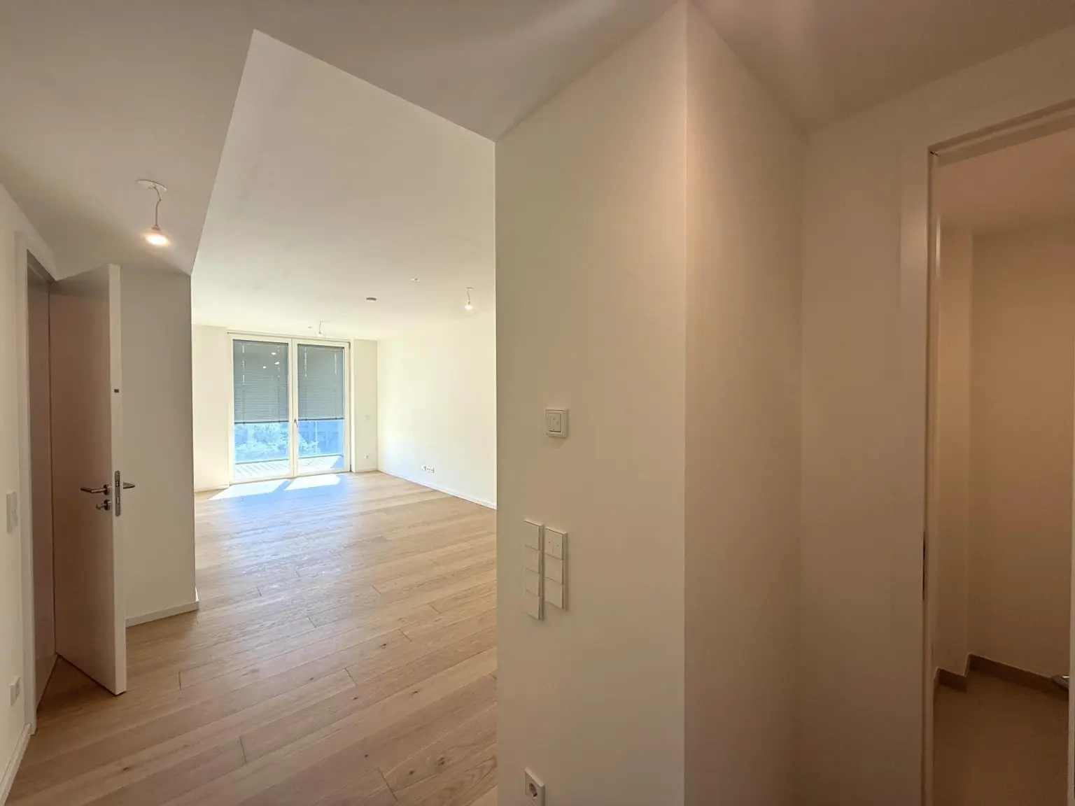 Kleine Perle im ultramodernen Wohnhaus mit Pool am Dach zu mieten // Small gem in an ultra-modern apartm. building with pool on the roof for rent //