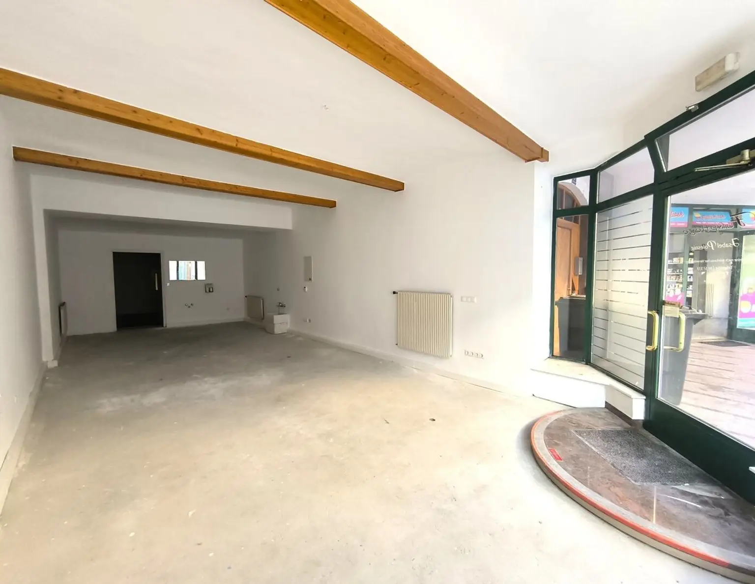 Zentral gelegenes Zinshaus mit 2 Wohnungen, 2 Geschäftslokalen und eigenem Ateliergebäude, teilsaniert.