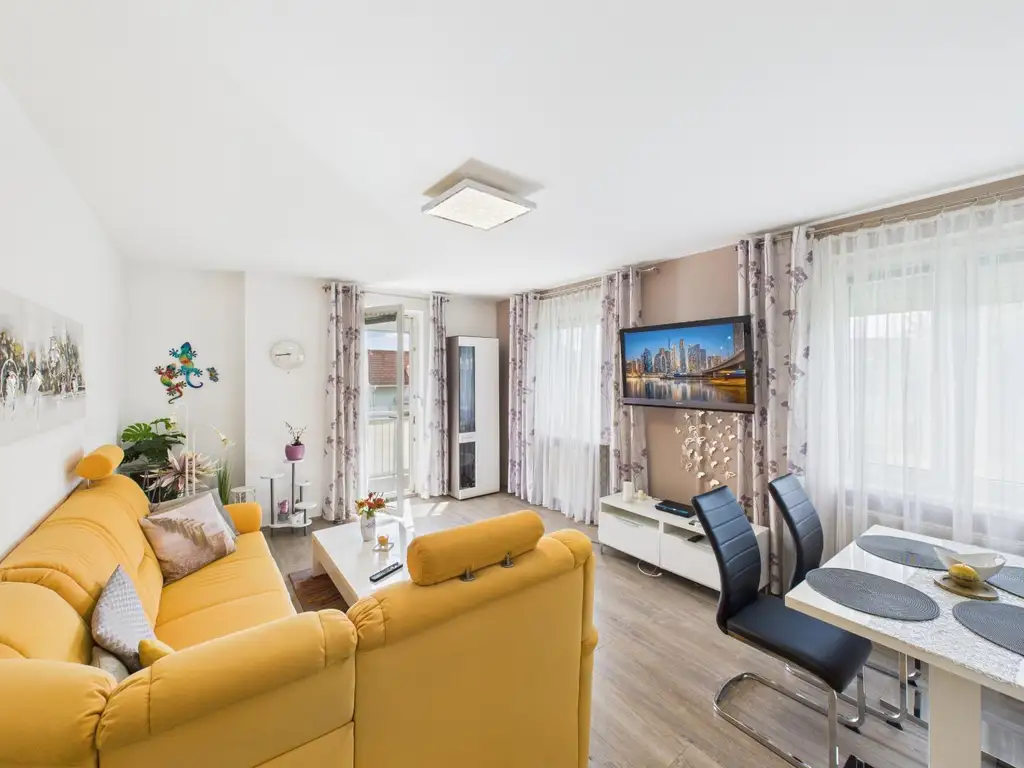 Gemütliche Eigentumswohnung mit Balkon im 1. Liftstock – Möbliert & bezugsfertig!