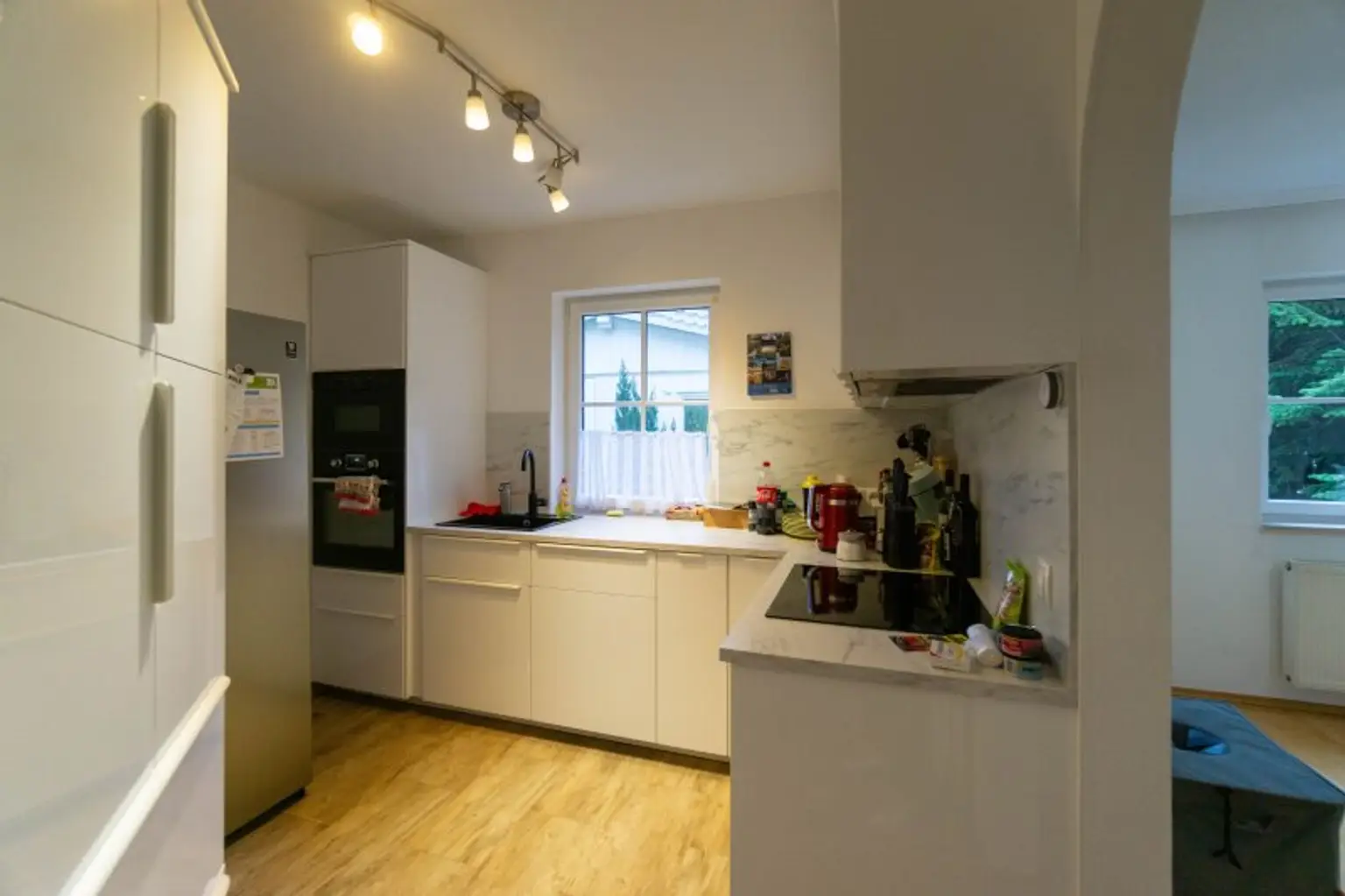 Küche mit Einbaugeräten