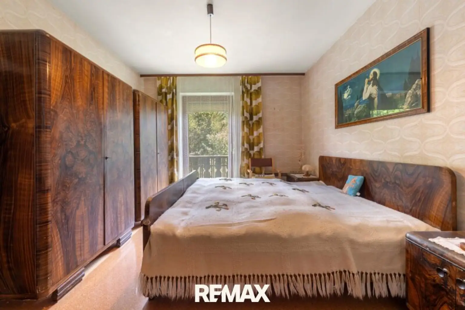 Schlafzimmer mit Zugang zum Balkon