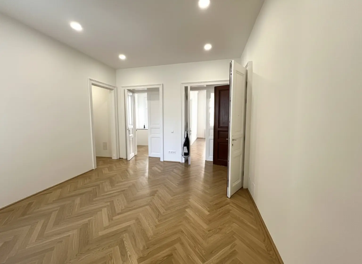 ERSTBEZUG NACH GENERALSANIERUNG: Einzigartige helle Altbauwohnung mit Stuckdecken in ruhiger Lage und einem kleinen Balkon