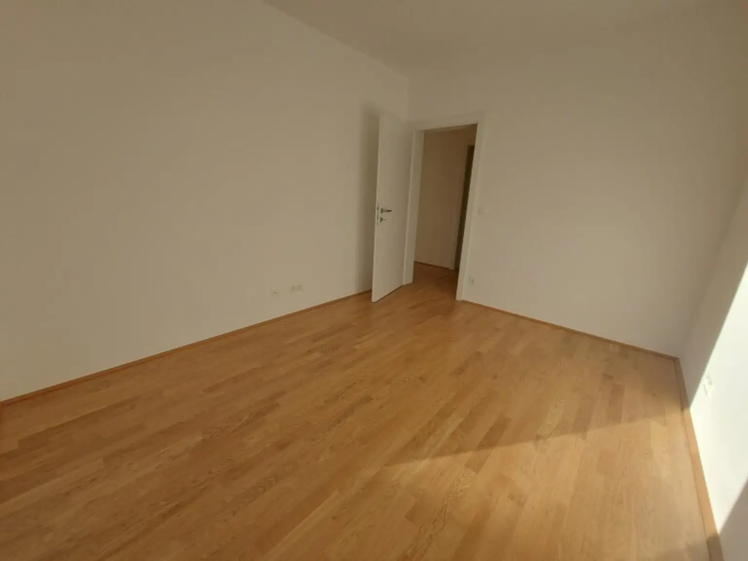 3-Zimmer-Erdgeschoßwohnung mit Terrasse und Tiefgaragenstellplatz (Top 02)