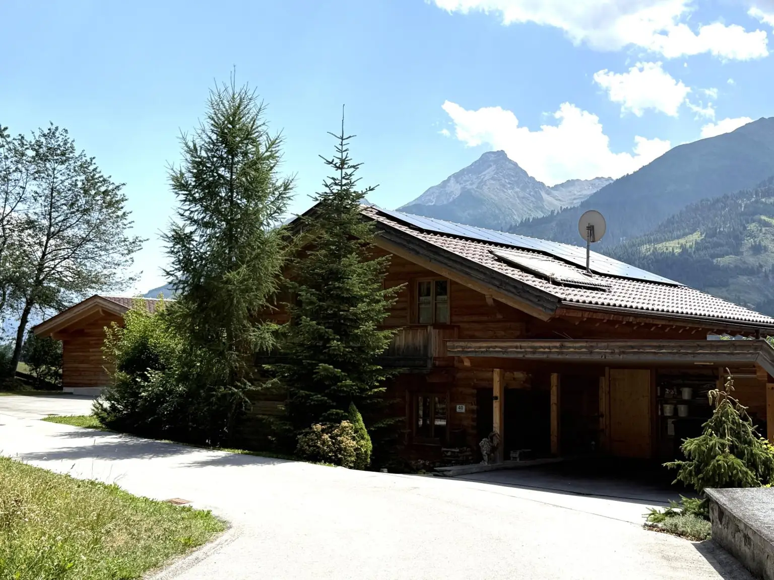 Zufahrt von Norden mit Carport