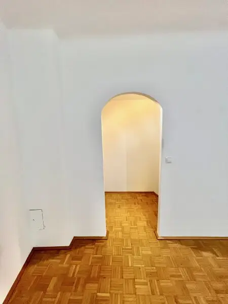 Toplage Hietzing: Teilsanierte 70 m2 Mietwohnung mit Loggia – unbefristet & sofort beziehbar!