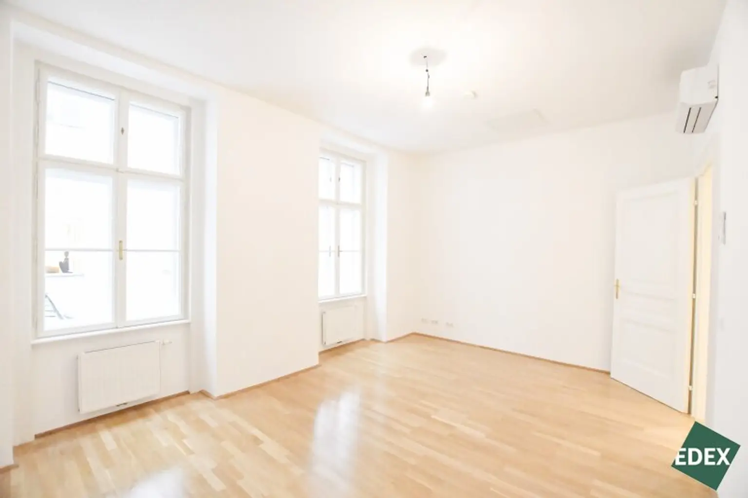 Modernes Altbau-Büro mit Parkblick