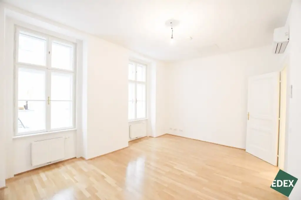 Modernes Altbau-Büro mit Parkblick