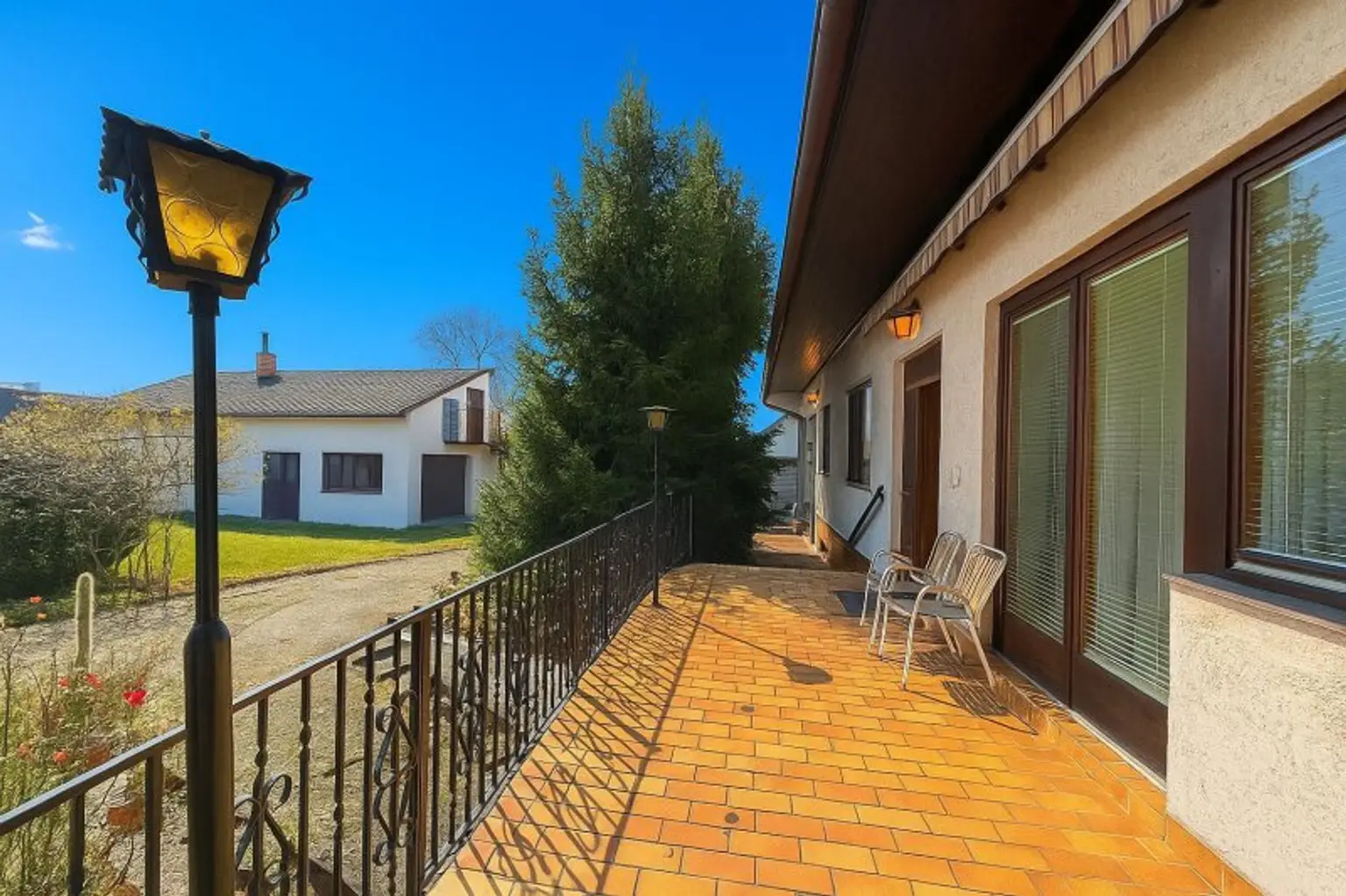 EINFAMILIENHAUS MIT VIEL POTENZIAL I GRÜNRUHELAGE I großzügiger Garten mit Swimming-Whirlpool I Infrarotkabine I Garage mit 3 Stellplätzen I Weinkeller