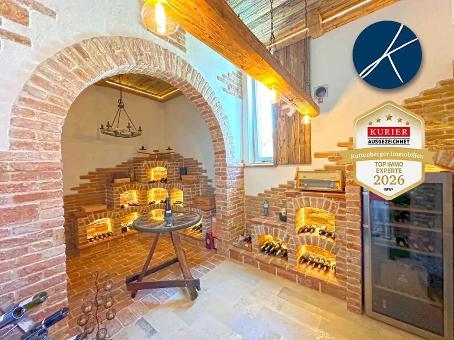 Weinlagerraum mit Verkostungstisch