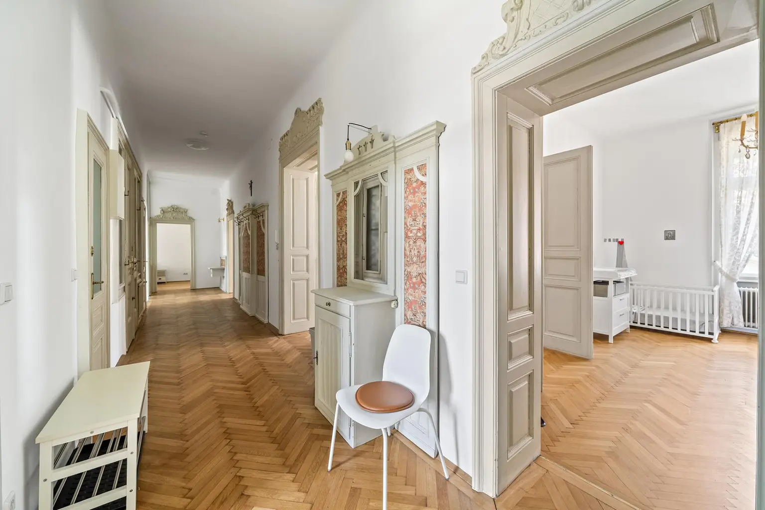 Wohnen wie im alten Wien! Traumhafte klassische Altbauwohnung mit Rohdachboden Nähe Schönbrunn und U 4