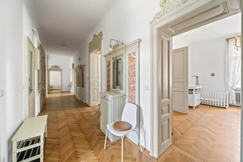 Wohnen wie im alten Wien! Traumhafte klassische Altbauwohnung mit Rohdachboden Nähe Schönbrunn und U 4