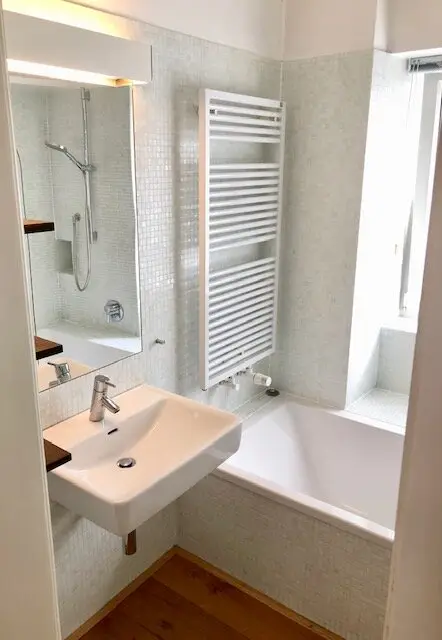 Badezimmer mit Handtuchtrockner, ...