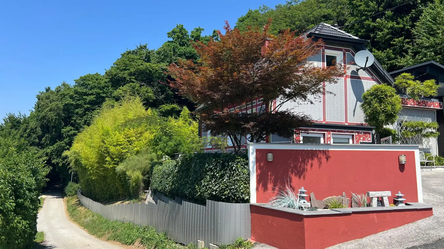 Wohnhaus mit wunderschönem Garten und Pool in erhöhter Lage!