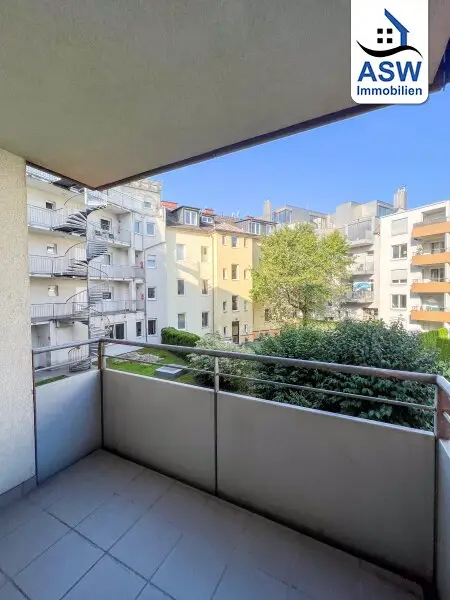 Schöne 2,5-Zimmerwohnung inklusive Küche mit schöner Loggia