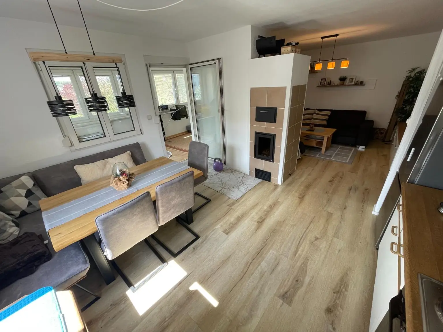 Wohnesszimmer mit Wohnzimmer im Hintergrund  im OG