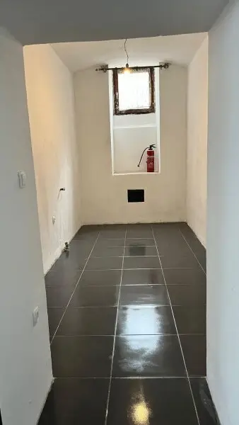 Frisch renovierte Lager- oder Gewerbefläche nahe Kardinal-Nagl-Platz